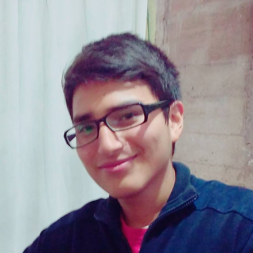 una foto de @ericktucto sosteniendo unos cubos rubik