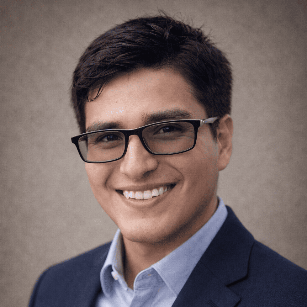 una foto de @ericktucto sosteniendo unos cubos rubik