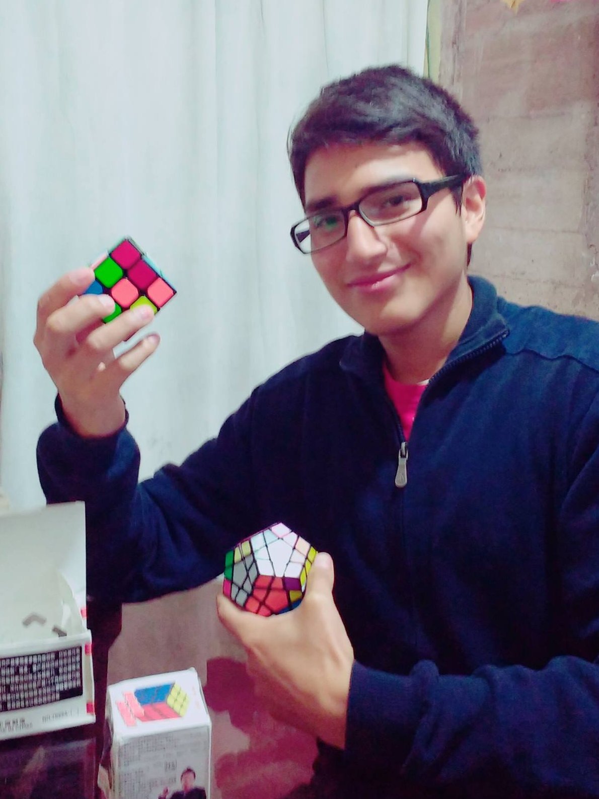 una foto de @ericktucto sosteniendo unos cubos rubik